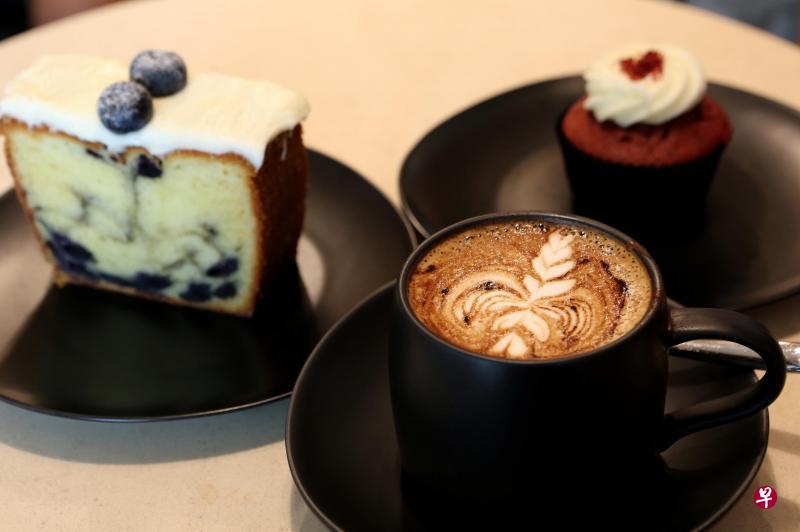 Plain Vanilla Bakery的招牌杯子蛋糕受顾客欢迎。(龙国雄摄) Plain Vanilla Bakery的招牌杯子蛋糕受顾客欢迎。(龙国雄摄)