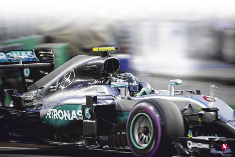 马赛地车手罗斯伯格跑出1分42秒584的全场最快圈速,抢下职业生涯的第29个杆位。(谢智扬摄) 马赛地车手罗斯伯格跑出1分42秒584的全场最快圈速,抢下职业生涯的第29个杆位。(谢智扬摄)