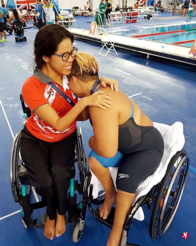 叶品秀(左)在吴蕊思获得残奥会铜牌后,紧紧拥抱好友。(取自叶品秀Instagram页面) 叶品秀(左)在吴蕊思获得残奥会铜牌后,紧紧拥抱好友。(取自叶品秀Instagram页面)