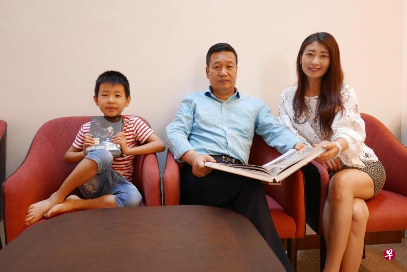 赵炳利(中)是中国矿业大学博士,为让孩子有更好的双语教育环境,四年前带着妻儿移民来新。旁为舒然与小佳昕。 赵炳利(中)是中国矿业大学博士,为让孩子有更好的双语教育环境,四年前带着妻儿移民来新。旁为舒然与小佳昕。