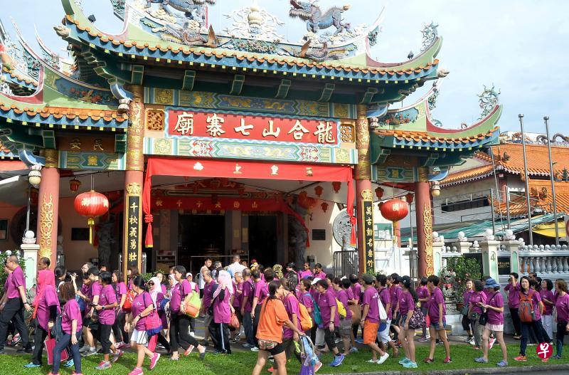 超过3000名西南区居民昨早参加“齐步为和谐”步行活动,途经区内教堂、庙宇、回教堂等多个宗教场所,以此了解不同种族与宗教的文化和信仰。(每日新闻) 超过3000名西南区居民昨早参加“齐步为和谐”步行活动,途经区内教堂、庙宇、回教堂等多个宗教场所,以此了解不同种族与宗教的文化和信仰。(每日新闻)