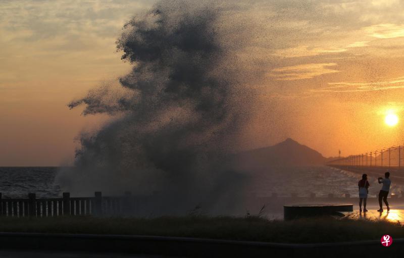 受台风“马勒卡”影响,江苏连云港沿海海面上昨天出现巨浪。 (新华社) 受台风“马勒卡”影响,江苏连云港沿海海面上昨天出现巨浪。 (新华社)