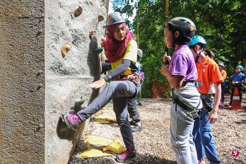 教育部全职户外探险教育工作者负责指导在户外探险学习中心举办的露营活动,以确保户外教育的素质。(梁伟康摄) 教育部全职户外探险教育工作者负责指导在户外探险学习中心举办的露营活动,以确保户外教育的素质。(梁伟康摄)