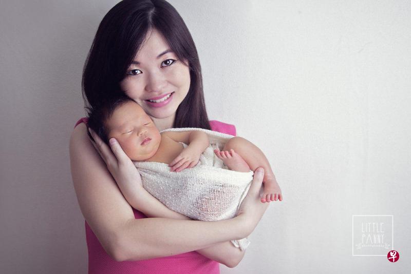 本地婴儿睡眠专家徐思柔有四个孩子,她手中抱着的是最小的女儿,刚满六个星期。(受访者提供) 本地婴儿睡眠专家徐思柔有四个孩子,她手中抱着的是最小的女儿,刚满六个星期。(受访者提供)