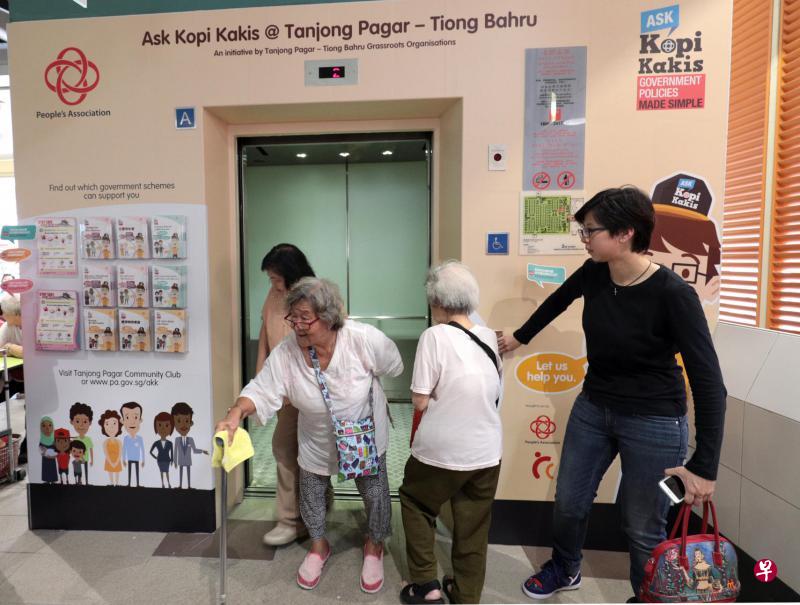首个“问问咖啡友”信息墙设于丹戎巴葛坊小贩熟食中心。(林泽锐摄) 首个“问问咖啡友”信息墙设于丹戎巴葛坊小贩熟食中心。(林泽锐摄)