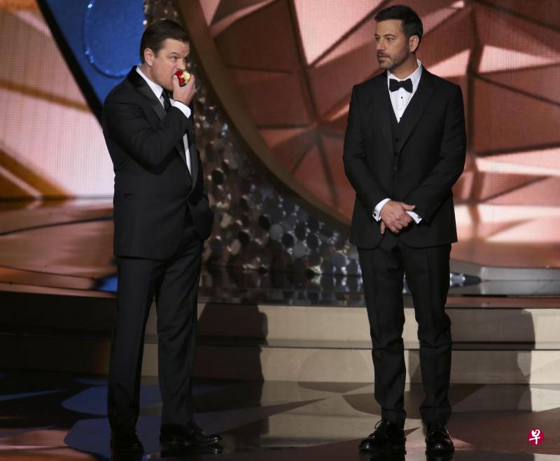 麦特戴蒙(左)咬着苹果现身,狠酸没得奖的脱口秀名嘴吉米金梅尔(右)。(路透社) 麦特戴蒙(左)咬着苹果现身,狠酸没得奖的脱口秀名嘴吉米金梅尔(右)。(路透社)