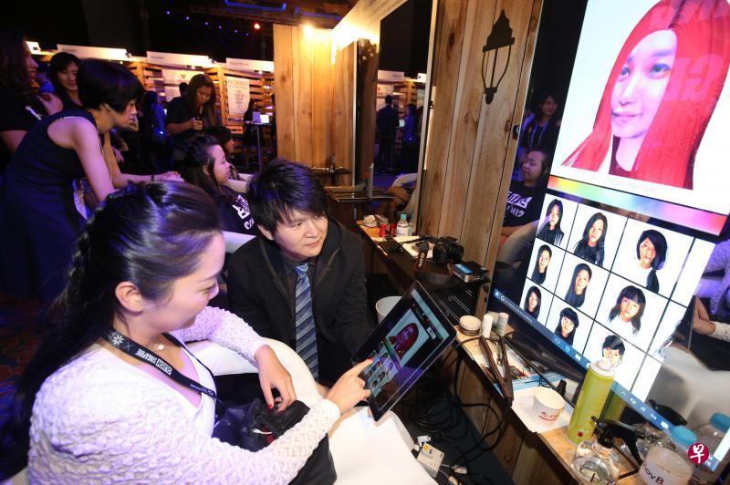 由本地科技公司Gamurai研发的互动智能系统,让发廊顾客在理发前,预先看到理发后的模样,若觉得满意才开始理发。这套系统正在新加坡科技创新周上展出。(唐家鸿摄) 由本地科技公司Gamurai研发的互动智能系统,让发廊顾客在理发前,预先看到理发后的模样,若觉得满意才开始理发。这套系统正在新加坡科技创新周上展出。(唐家鸿摄)