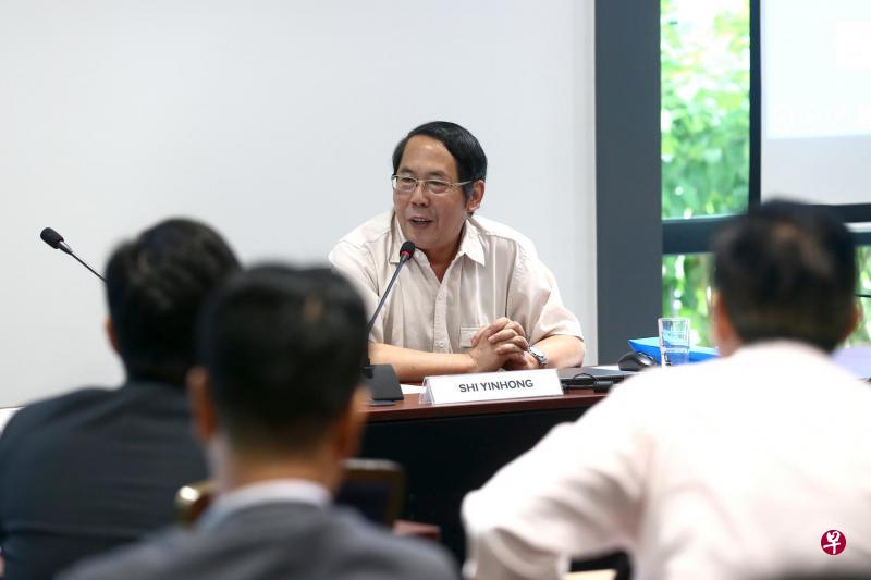 时殷弘教授昨天在尤索夫依萨东南亚研究院的一场讲座上,围绕“中国的亚洲战略:机遇与挑战”的主题发表演讲。他认为,中国接下来的关键战略任务是国内改革。(陈斌勤摄) 时殷弘教授昨天在尤索夫依萨东南亚研究院的一场讲座上,围绕“中国的亚洲战略:机遇与挑战”的主题发表演讲。他认为,中国接下来的关键战略任务是国内改革。(陈斌勤摄)