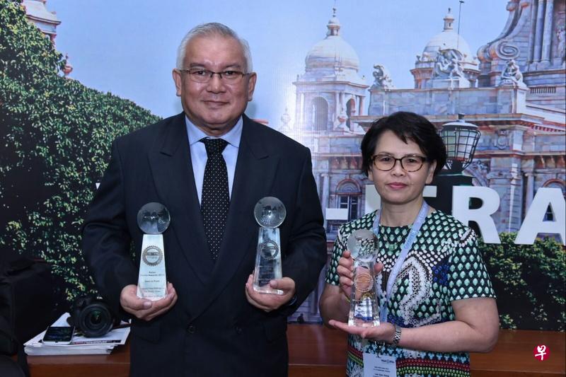 新加坡报业控股生产部印前高级经理李玉蓉(右)和印作高级经理陈劳伦斯,在印度举行的颁奖礼上领奖。(世界报业和新闻出版总协会提供) 新加坡报业控股生产部印前高级经理李玉蓉(右)和印作高级经理陈劳伦斯,在印度举行的颁奖礼上领奖。(世界报业和新闻出版总协会提供)