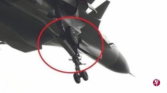 网络出现的新型号歼-15舰载机照片前起落架特写,可见起落架舱门外形等都已经有了显著变化。 网络出现的新型号歼-15舰载机照片前起落架特写,可见起落架舱门外形等都已经有了显著变化。