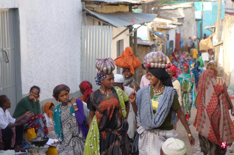哈勒尔市集衣饰鲜艳的市民展现头上功夫。 哈勒尔市集衣饰鲜艳的市民展现头上功夫。
