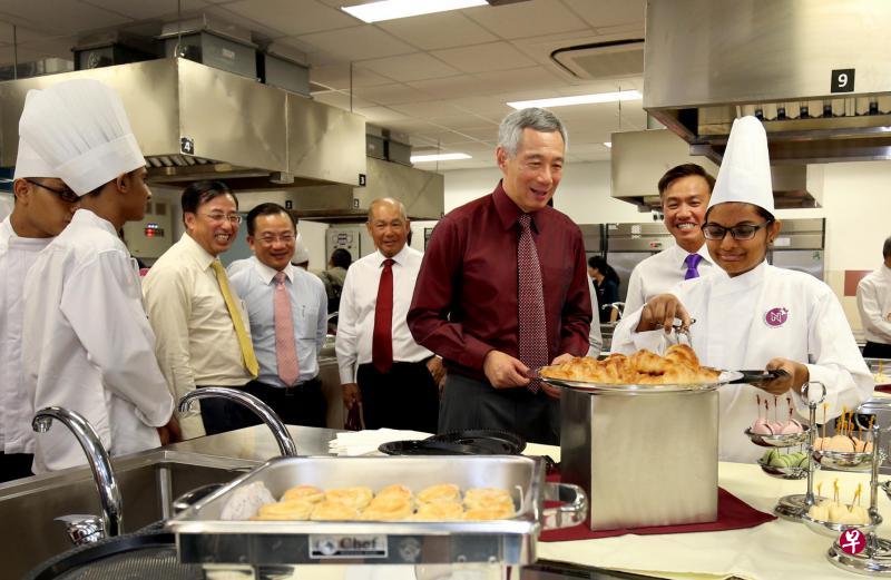 李显龙总理为北烁学校10周年校庆暨新校舍开幕典礼主持仪式后,参观糕点烹饪室时看该校学生示范糕点制作。(陈渊庄摄) 李显龙总理为北烁学校10周年校庆暨新校舍开幕典礼主持仪式后,参观糕点烹饪室时看该校学生示范糕点制作。(陈渊庄摄)
