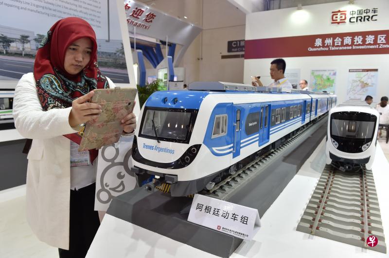 印尼客商巴克里9月8日参加在中国厦门举行的第十九届中国国际投资贸易洽谈会时,在一辆出口阿根廷的动车组模型前拍照。(新华社) 印尼客商巴克里9月8日参加在中国厦门举行的第十九届中国国际投资贸易洽谈会时,在一辆出口阿根廷的动车组模型前拍照。(新华社)