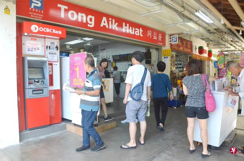 后港的Tong Aik Huat投注站昨晚开出多多头奖，今早吸引不少民众到场。（曾美玲 摄影）