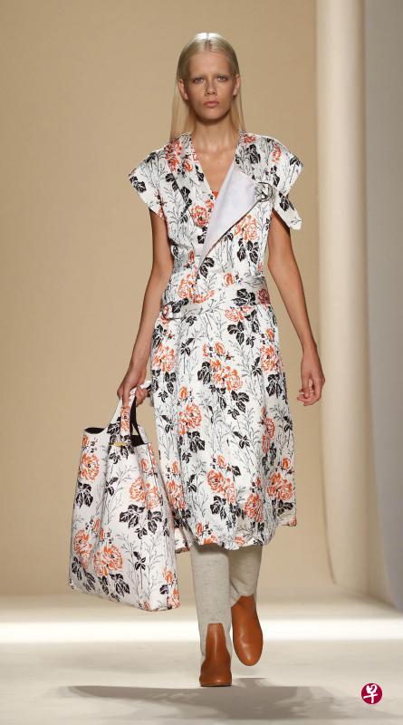 Victoria Beckham让你将“睡衣”穿到户外。(法新社) Victoria Beckham让你将“睡衣”穿到户外。(法新社)