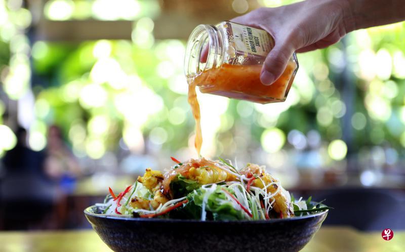 Halia招牌菜香茅姜花鲜虾沙律的酱汁,现在也让宾客买回家享用。 Halia招牌菜香茅姜花鲜虾沙律的酱汁,现在也让宾客买回家享用。