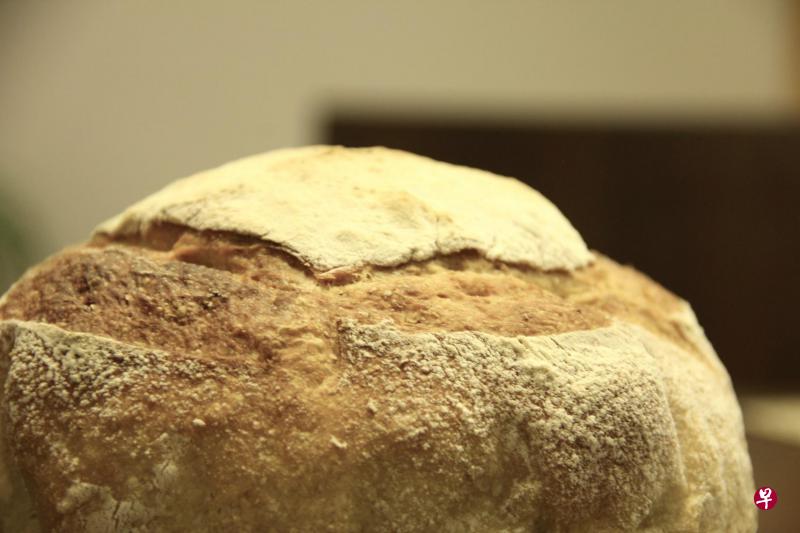 长时间发酵的乡村面包,出炉后滋味逐渐熟成,在两三天内的口感会有不同。 长时间发酵的乡村面包,出炉后滋味逐渐熟成,在两三天内的口感会有不同。