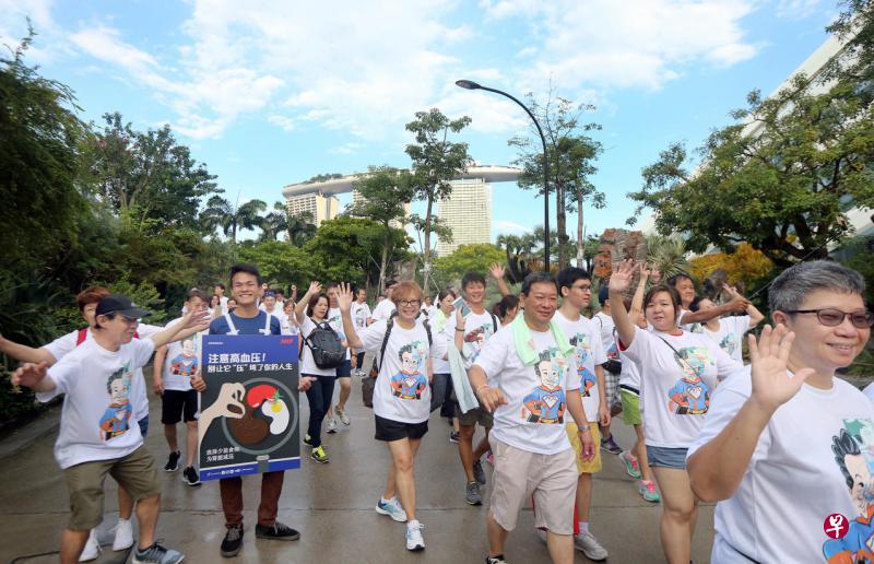 超过500名德士司机与家人昨早从滨海湾花园行走至滨海堤坝再回到出发点,宣导对抗糖尿病的意识。(周柏荣摄) 超过500名德士司机与家人昨早从滨海湾花园行走至滨海堤坝再回到出发点,宣导对抗糖尿病的意识。(周柏荣摄)