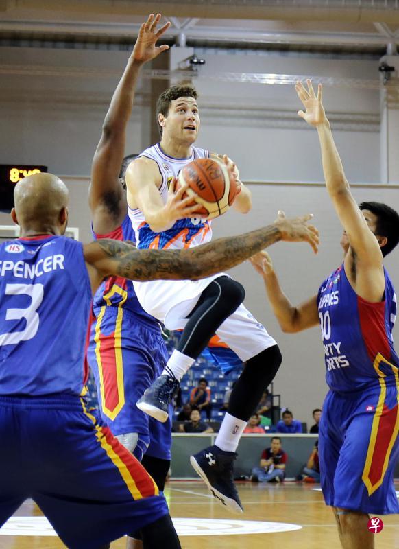 大鲨鱼后卫弗雷戴特(中)突破强力体育会球员的防守,上篮得分。(谢智扬摄) 大鲨鱼后卫弗雷戴特(中)突破强力体育会球员的防守,上篮得分。(谢智扬摄)