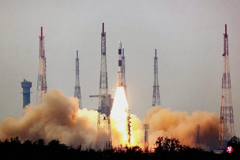 印度26日成功发射搭载八颗卫星的PSLV C-35火箭升空。(互联网) 印度26日成功发射搭载八颗卫星的PSLV C-35火箭升空。(互联网)