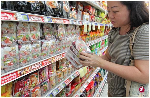 主要超市售卖的快熟面,近年在销量与种类都有所增加。(档案照) 主要超市售卖的快熟面,近年在销量与种类都有所增加。(档案照)