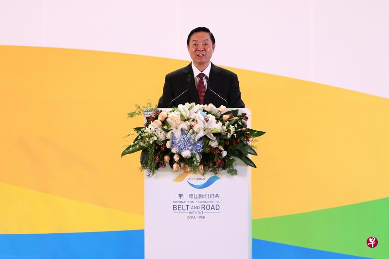 主题为“‘一带一路’——共同的记忆和共赢的发展”的“一带一路”国际研讨会昨天在西安开幕,约300名中外知名专家学者、媒体负责人和企业负责人参会。中共政治局委员、中宣部部长刘奇葆发表主旨演讲。(中新社) 主题为“‘一带一路’——共同的记忆和共赢的发展”的“一带一路”国际研讨会昨天在西安开幕,约300名中外知名专家学者、媒体负责人和企业负责人参会。中共政治局委员、中宣部部长刘奇葆发表主旨演讲。(中新社)