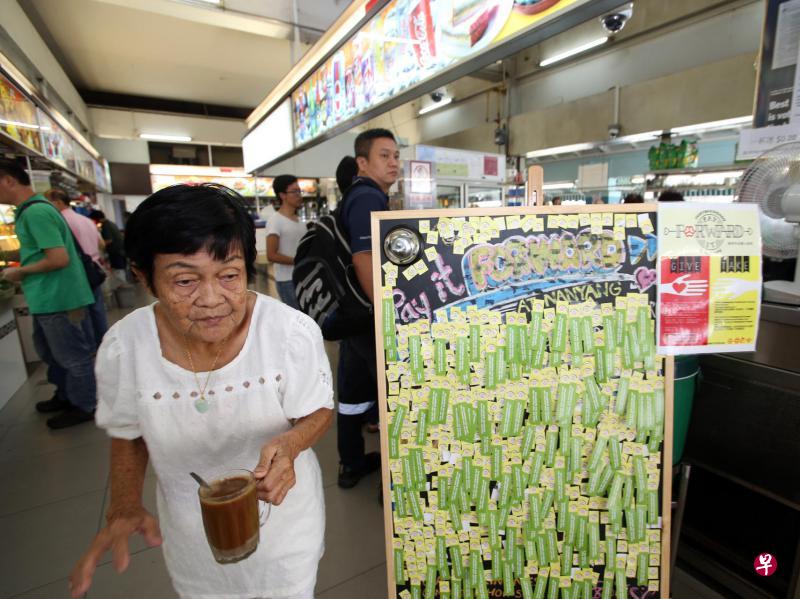 “爱心咖啡在南洋”让善心人士为有需要的居民预付咖啡或茶钱，曹盛莲是从中受惠的居民之一。（邝启聪摄）