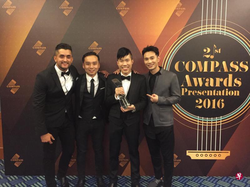 唐达(左三)获颁海外成就奖,与“Trouze”成员Jovany Javier(左一起)、余星晨以及香港歌手王梓轩合影。(受访者提供) 唐达(左三)获颁海外成就奖,与“Trouze”成员Jovany Javier(左一起)、余星晨以及香港歌手王梓轩合影。(受访者提供)