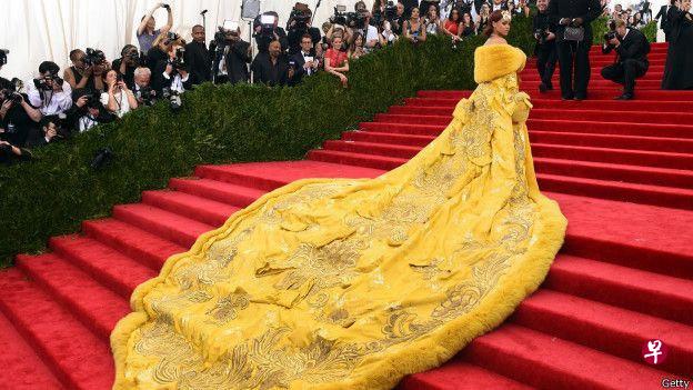 中国设计师郭培最广为人知的作品,是她为西洋天后蕾哈娜(Rihanna)2015年在有时尚界奥斯卡之称Met Bal走秀时所设计的惊人服装“龙袍”。(互联网) 中国设计师郭培最广为人知的作品,是她为西洋天后蕾哈娜(Rihanna)2015年在有时尚界奥斯卡之称Met Bal走秀时所设计的惊人服装“龙袍”。(互联网)