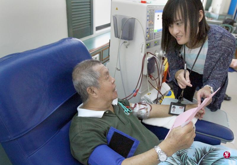 独居年长肾病患者家中昏倒无人知晓,两周后又跌倒后血流不止,两次都是医疗社工救了他的性命。 (新报) 独居年长肾病患者家中昏倒无人知晓,两周后又跌倒后血流不止,两次都是医疗社工救了他的性命。 (新报)