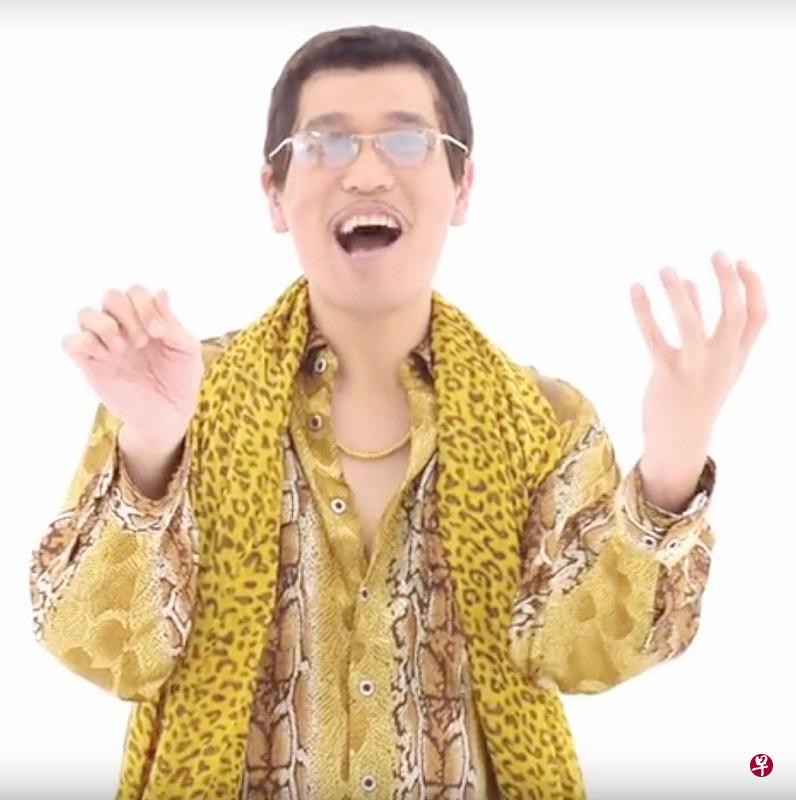 日本谐星古坂大魔王的逗趣歌曲成为了目前互联网上最红的视频之一。（取自网络）