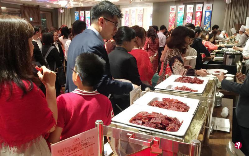 旅日新加坡人昨晚在新加坡国庆庆祝会上,吃到了香喷喷的家乡肉干。(符祝慧摄) 旅日新加坡人昨晚在新加坡国庆庆祝会上,吃到了香喷喷的家乡肉干。(符祝慧摄)