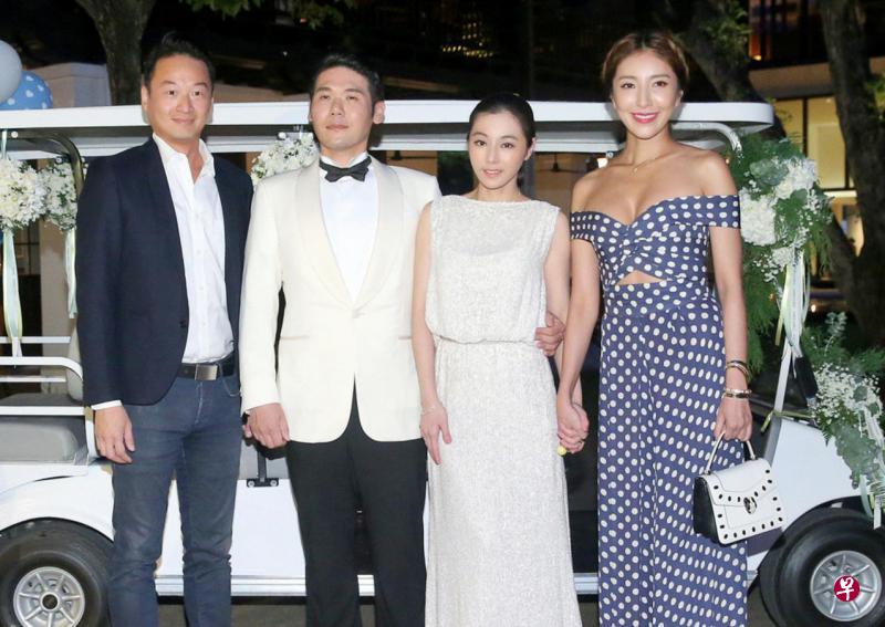杨谨华(右一)与男友(左一)出席婚礼,她完全不怕色压新娘陈怡蓉(右二),紧身小礼服挤出性感双峰。(网络图) 杨谨华(右一)与男友(左一)出席婚礼,她完全不怕色压新娘陈怡蓉(右二),紧身小礼服挤出性感双峰。(网络图)