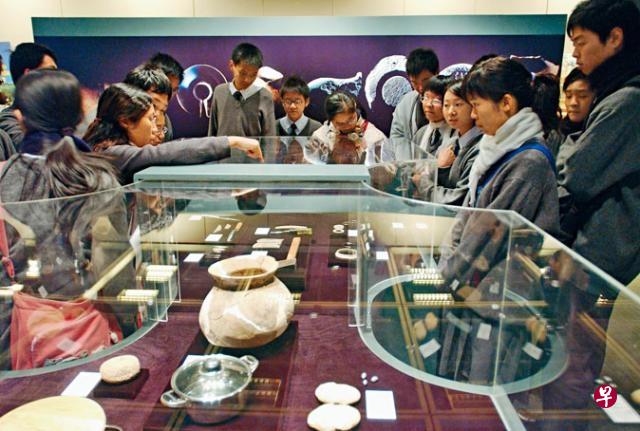 新修订的中史科课程,“香港发展”属中三的“中国近现代史”范围。图为中学生参观文物馆。(来源:香港星岛日报网) 新修订的中史科课程,“香港发展”属中三的“中国近现代史”范围。图为中学生参观文物馆。(来源:香港星岛日报网)