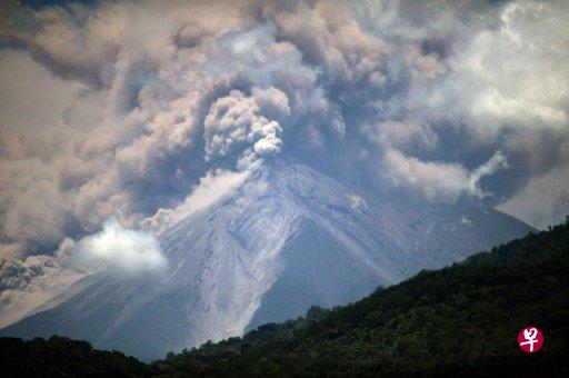 这次爆发喷出高达约5000公尺的火山灰柱。(互联网) 这次爆发喷出高达约5000公尺的火山灰柱。(互联网)