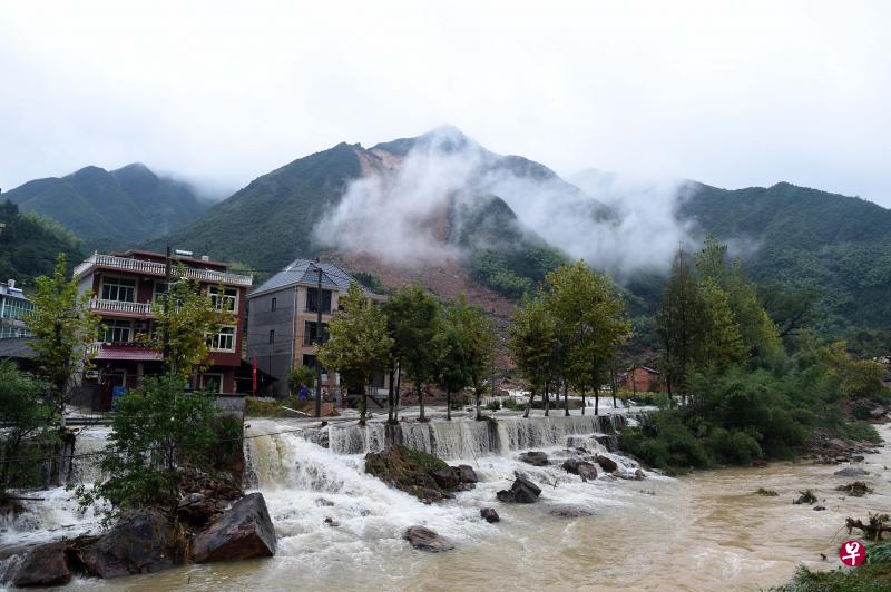 浙江丽水遂昌县北界镇苏村山体滑坡灾害现场(9月29日摄)。(新华社) 浙江丽水遂昌县北界镇苏村山体滑坡灾害现场(9月29日摄)。(新华社)