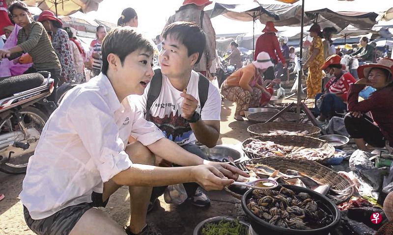 《游·市集》权怡凤(左一)走访亚洲各地市集。(新传媒提供) 《游·市集》权怡凤(左一)走访亚洲各地市集。(新传媒提供)