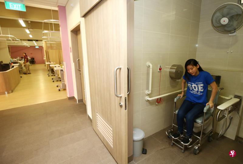 若行动不便的病人试图自行站立,防跌厕所感应器将发出警报声通知护士。(陈斌勤摄) 若行动不便的病人试图自行站立,防跌厕所感应器将发出警报声通知护士。(陈斌勤摄)