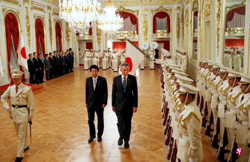 到访日本东京的李显龙总理在日本首相安倍晋三的陪同下,在欧式宫殿赤坂迎宾馆检阅仪仗队。(路透社) 到访日本东京的李显龙总理在日本首相安倍晋三的陪同下,在欧式宫殿赤坂迎宾馆检阅仪仗队。(路透社)