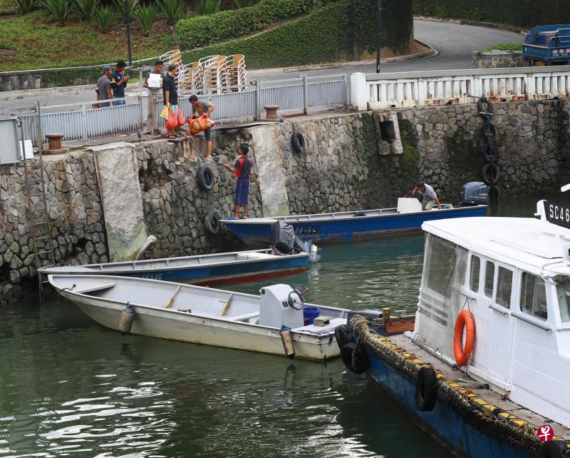 本地和马来西亚渔民每天早上都会在樟宜尾渡轮中心旁的小码头运卸新鲜海鲜,乌敏岛村民也到此运载日常用品。(陈来福摄) 本地和马来西亚渔民每天早上都会在樟宜尾渡轮中心旁的小码头运卸新鲜海鲜,乌敏岛村民也到此运载日常用品。(陈来福摄)