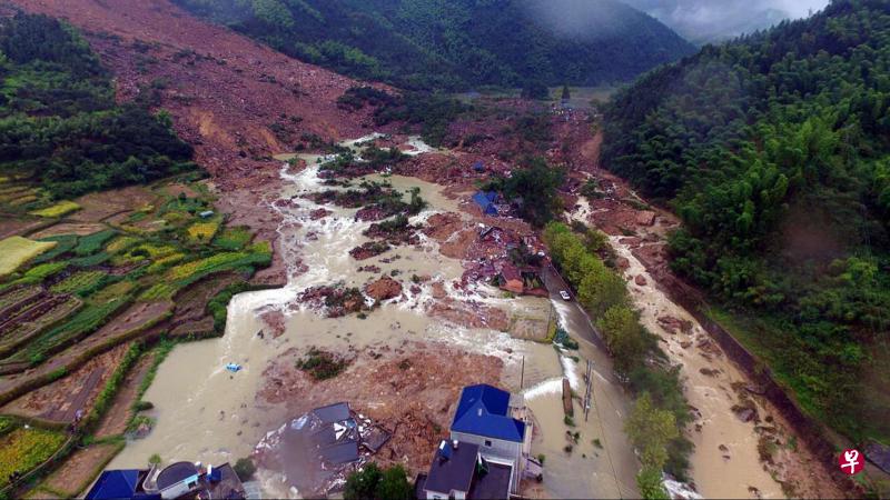 ▲山体滑坡在青翠山林间拉出一道巨大的泥色“伤疤”,近半个村庄被飞泻而下的泥土掩埋。(法新社) 消防人员正在灾场展开救援。(中新社) ▲山体滑坡在青翠山林间拉出一道巨大的泥色“伤疤”,近半个村庄被飞泻而下的泥土掩埋。(法新社) 消防人员正在灾场展开救援。(中新社)