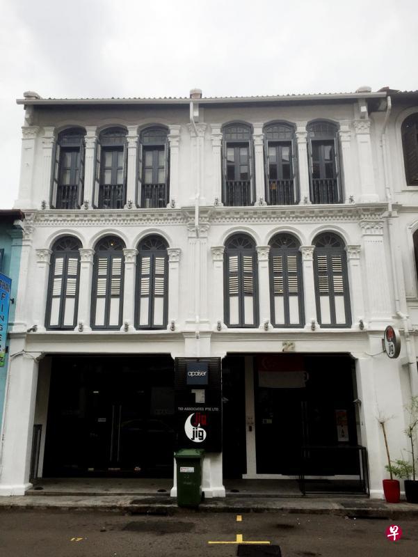 推出市场求售的牛车水摩士街店屋,楼高三层,属于永久地契。两间店屋目前已全面租出,作为家具展示、餐饮和办公等用途。(仲量联行提供) 推出市场求售的牛车水摩士街店屋,楼高三层,属于永久地契。两间店屋目前已全面租出,作为家具展示、餐饮和办公等用途。(仲量联行提供)