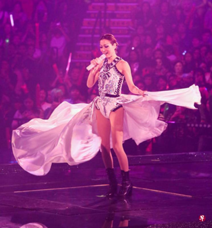 约15万颗施华洛世奇仿水晶,点缀出郑秀文炫靓夺目的演出服饰。(品牌提供) 约15万颗施华洛世奇仿水晶,点缀出郑秀文炫靓夺目的演出服饰。(品牌提供)