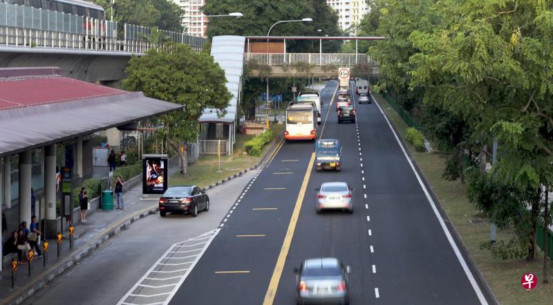 马西岭地铁站旁的兀兰3道一带不时有非法停车问题,这条道路会从下周四起安装电眼,取缔违例者。(邬福梁摄) 马西岭地铁站旁的兀兰3道一带不时有非法停车问题,这条道路会从下周四起安装电眼,取缔违例者。(邬福梁摄)