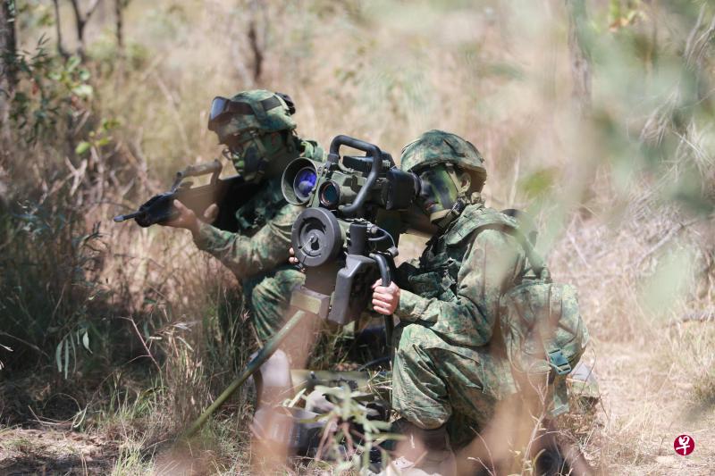 “袋鼠演习”一般着重于陆军与空军综合战略推演,测试两军配合互辅作战的能力。图为第54新加坡装甲旅兵士示范准备发射长钉导弹,将敌军装甲车击垮。(唐家鸿摄) “袋鼠演习”一般着重于陆军与空军综合战略推演,测试两军配合互辅作战的能力。图为第54新加坡装甲旅兵士示范准备发射长钉导弹,将敌军装甲车击垮。(唐家鸿摄)