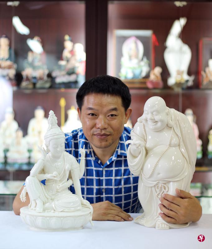 连紫华的德化白瓷塑像设计与构图形式更生活化。