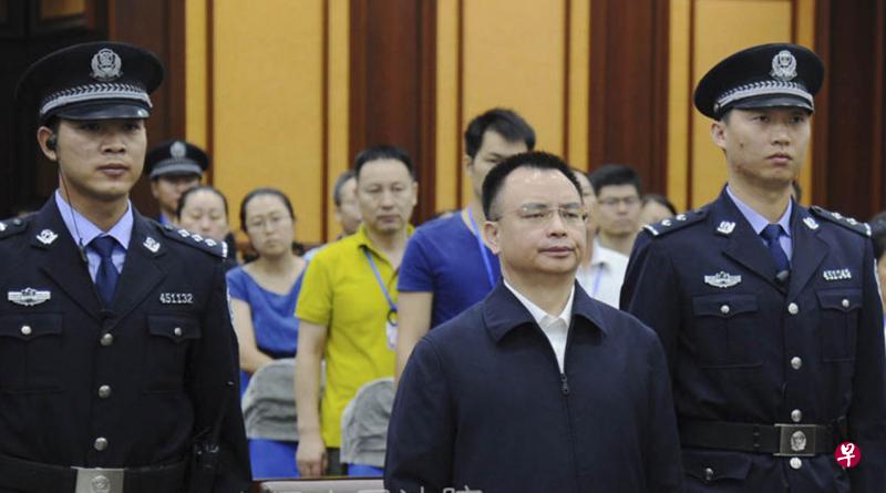 中共广东省委原常委、广州市委原书记万庆良涉受贿案在南宁市中级法院审判。他被指受贿逾1.1亿元人民币。(中新社) 中共广东省委原常委、广州市委原书记万庆良涉受贿案在南宁市中级法院审判。他被指受贿逾1.1亿元人民币。(中新社)