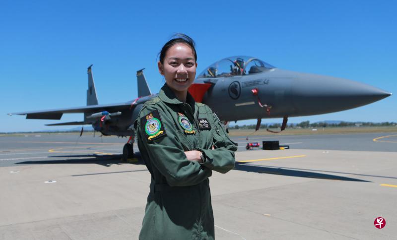 我国空军部队F-15SG战斗机唯一女机师蓝锦萍少校首次参与袋鼠演习,主要负责驾驶战机进行空袭行动,以攻下敌军阻力,助陆军部队一臂之力。(唐家鸿摄) 我国空军部队F-15SG战斗机唯一女机师蓝锦萍少校首次参与袋鼠演习,主要负责驾驶战机进行空袭行动,以攻下敌军阻力,助陆军部队一臂之力。(唐家鸿摄)