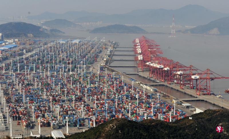 中国的“一带一路”战略近年在中国经济向海外辐射中起到了积极作用。去年,中国对“一带一路”相关国家的投资占当年对外投资总额的13%,同比增长38.6%。图为浙江宁波港北仑穿山港区集装箱码头。(中新社) 中国的“一带一路”战略近年在中国经济向海外辐射中起到了积极作用。去年,中国对“一带一路”相关国家的投资占当年对外投资总额的13%,同比增长38.6%。图为浙江宁波港北仑穿山港区集装箱码头。(中新社)