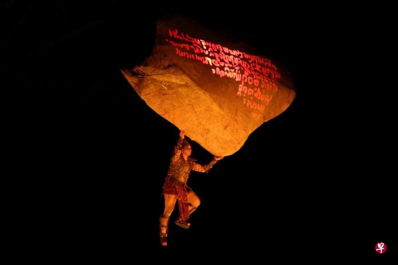 今年国庆庆典开篇节目“峇当与狮城石头”,峇当一角由资深艺术工作者李兹曼担任。 今年国庆庆典开篇节目“峇当与狮城石头”,峇当一角由资深艺术工作者李兹曼担任。